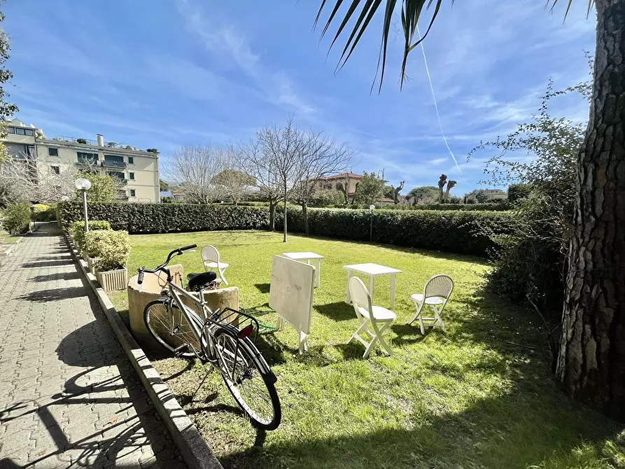 Immagine 9 di Trilocale in vendita  a Pietrasanta