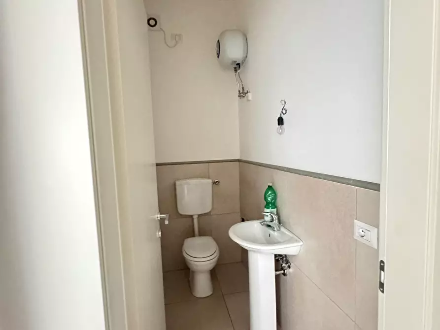 Immagine 5 di Capannone industriale in affitto  a Seravezza