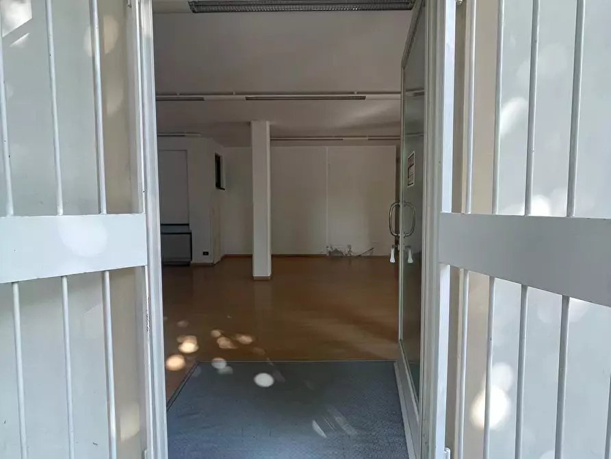 Immagine 2 di Capannone industriale in affitto  a Camaiore