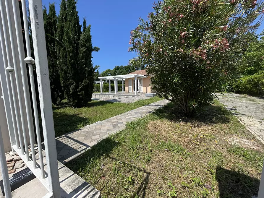 Immagine 1 di Villa in vendita  a Pietrasanta