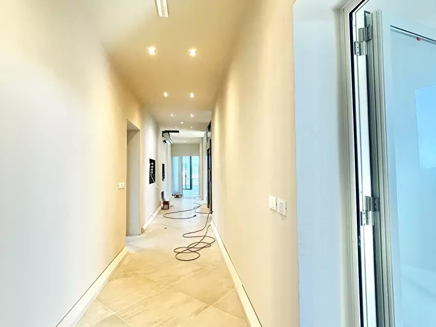 Immagine 19 di Ufficio in affitto  a Pietrasanta