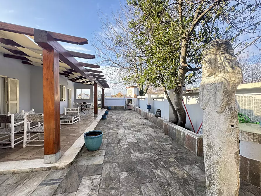 Immagine 40 di Villa in vendita  a Massa