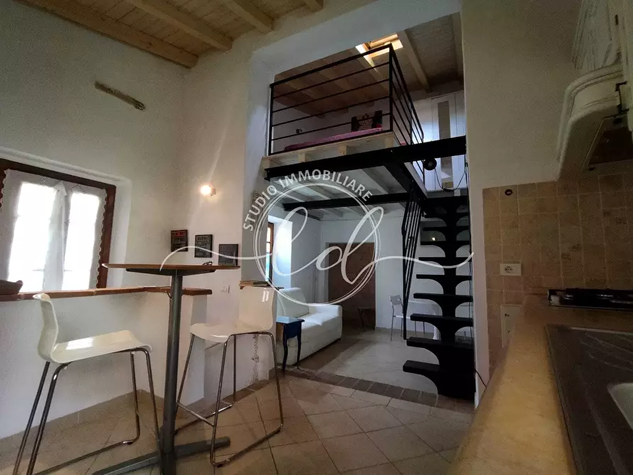 Immagine 1 di Porzione di casa in vendita  a Camaiore