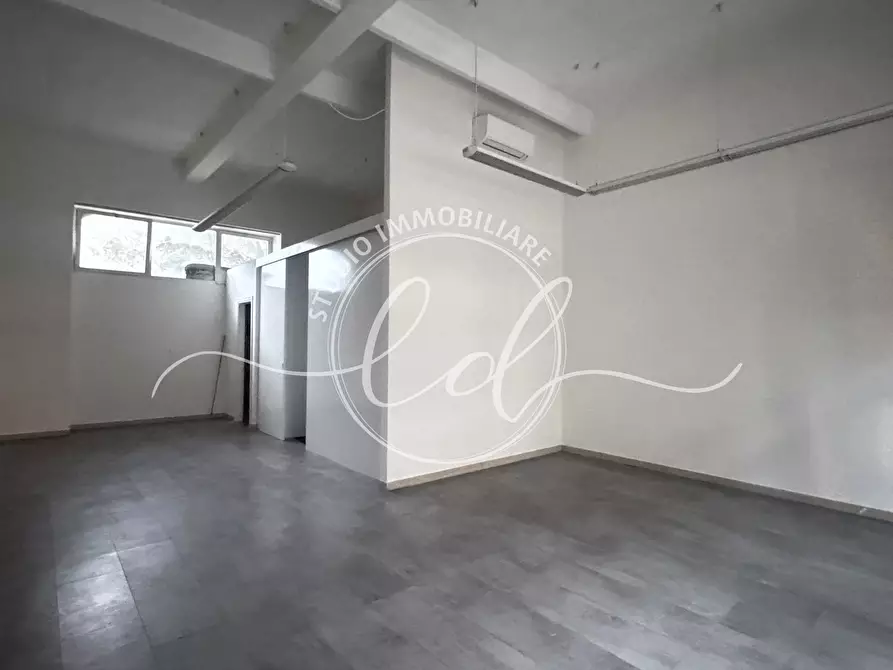 Immagine 2 di Capannone industriale in affitto  a Pietrasanta