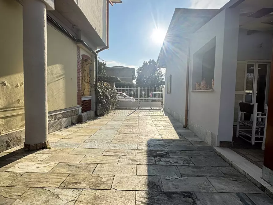 Immagine 37 di Villa in vendita  a Massa