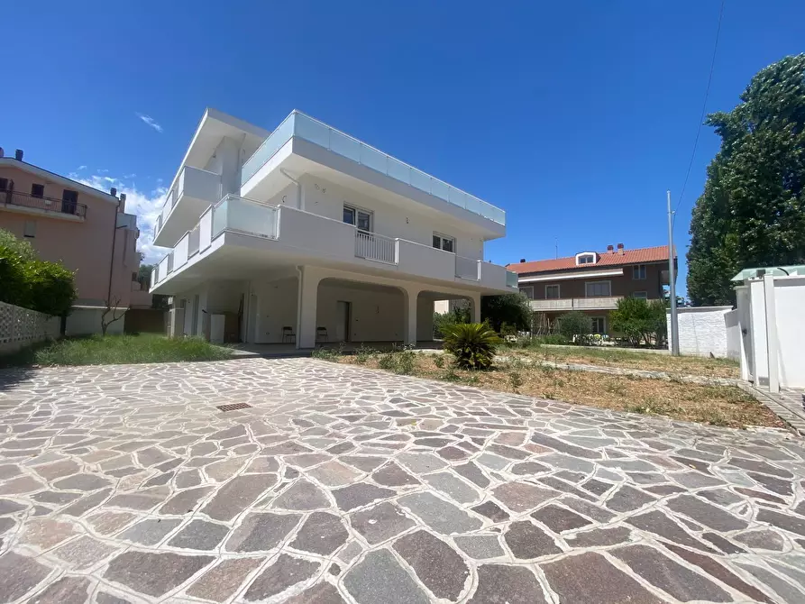 Immagine 1 di Villa in vendita  in Via Ugo Foscolo 37 a Montesilvano