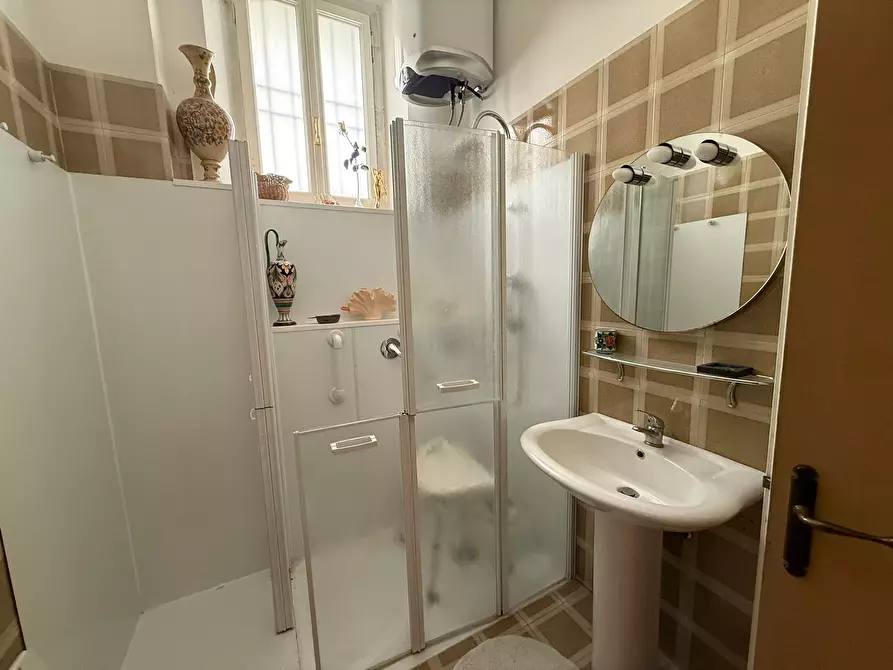 Immagine 67 di Pentalocale in vendita  in Via Salaria 126 a Roma