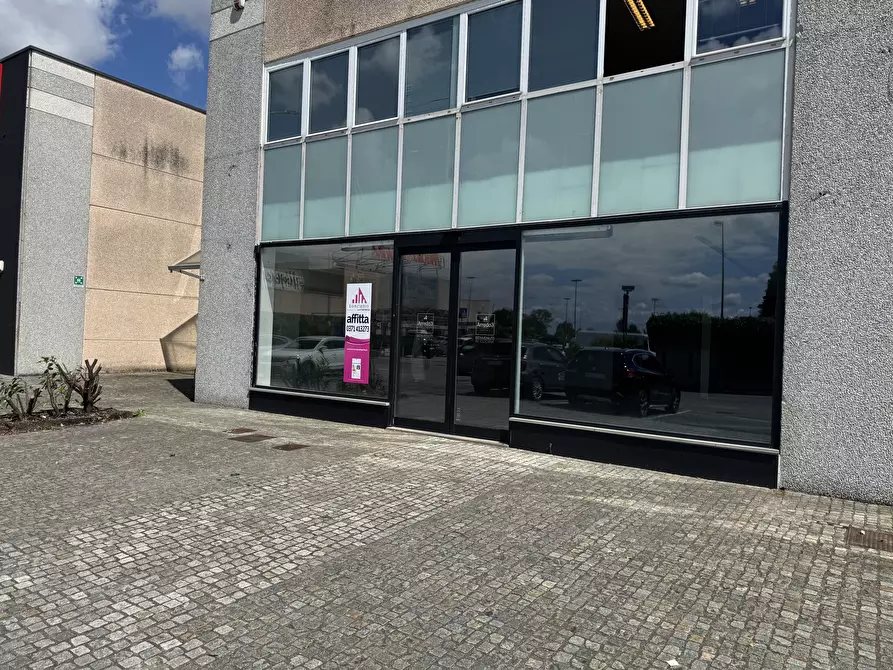 Immagine 25 di Locale commerciale in vendita  in Via Codognino 12 a Cornegliano Laudense