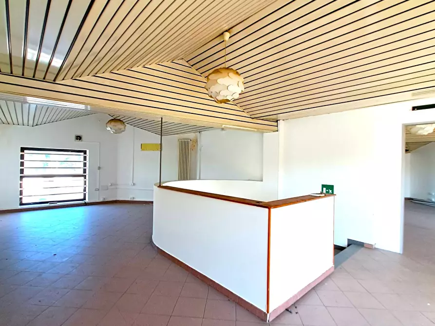 Immagine 15 di Attività commerciale in affitto  a Rovigo