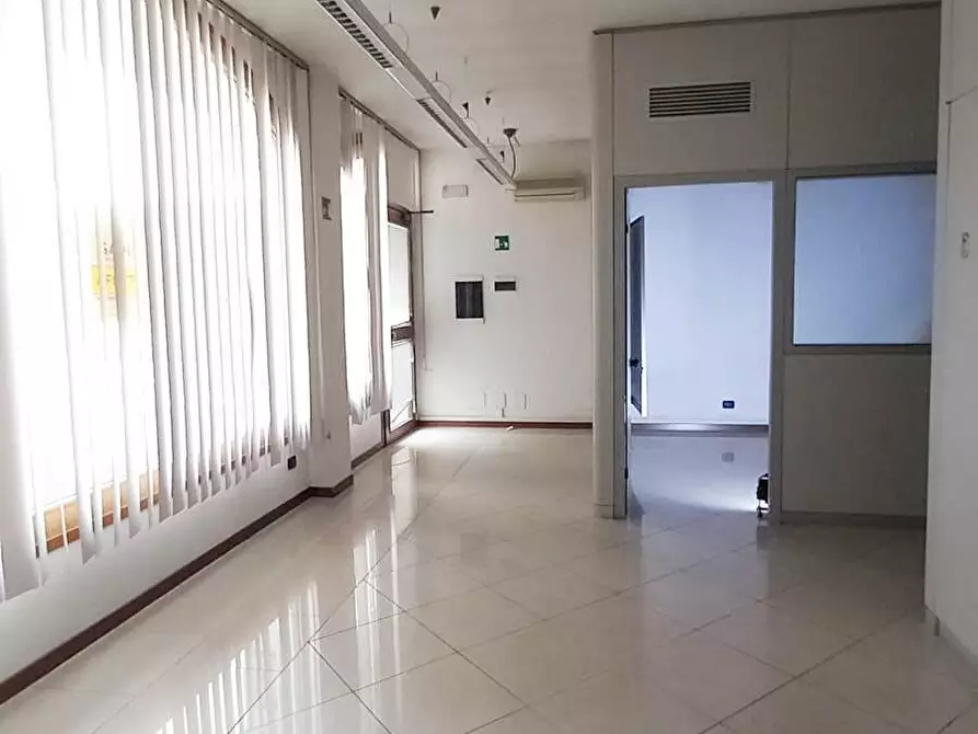 Immagine 4 di Locale commerciale in vendita  a Rovigo