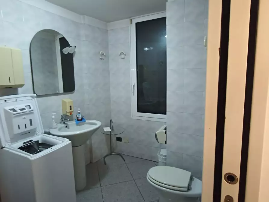 Immagine 2 di Showroom in vendita  in Via Nino Bixio a San Remo