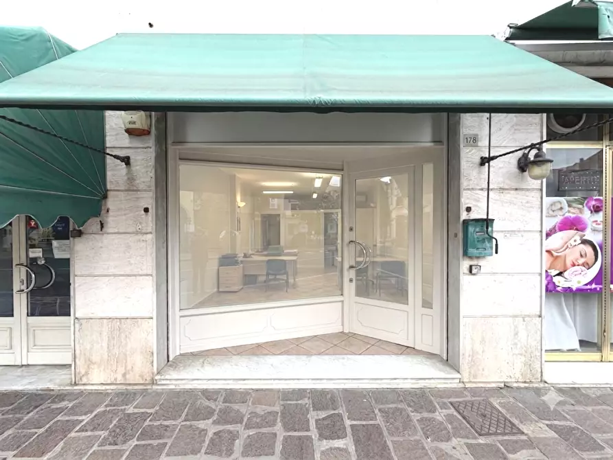 Immagine 2 di Attività commerciale in vendita  in Via Aurelia 178 a San Bartolomeo Al Mare