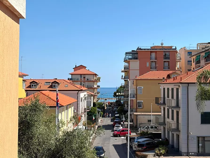 Immagine 1 di Bilocale in vendita  in Piazza XXV Aprile 6 a San Bartolomeo Al Mare