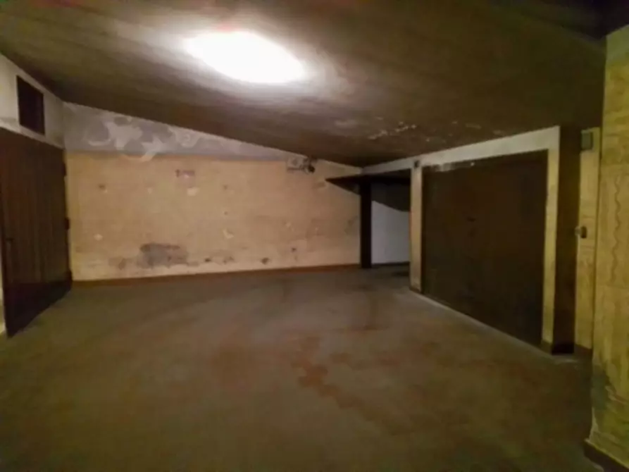 Immagine 3 di Garage in vendita  in SIGNORELLI 3 a Torino