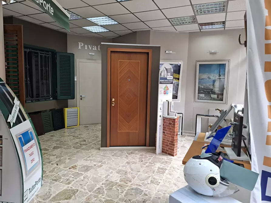 Immagine 29 di Locale commerciale in vendita  a Torino