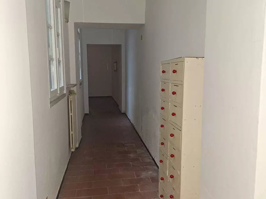 Immagine 8 di Locale commerciale in affitto  a Sarzana