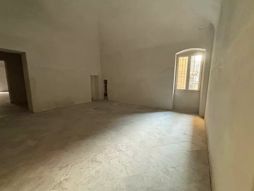 Immagine 2 di Locale commerciale in vendita  in Piazza San Giorgio a Sarzana