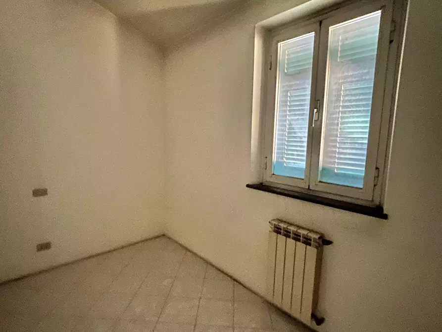 Immagine 21 di Locale commerciale in vendita  a Sarzana