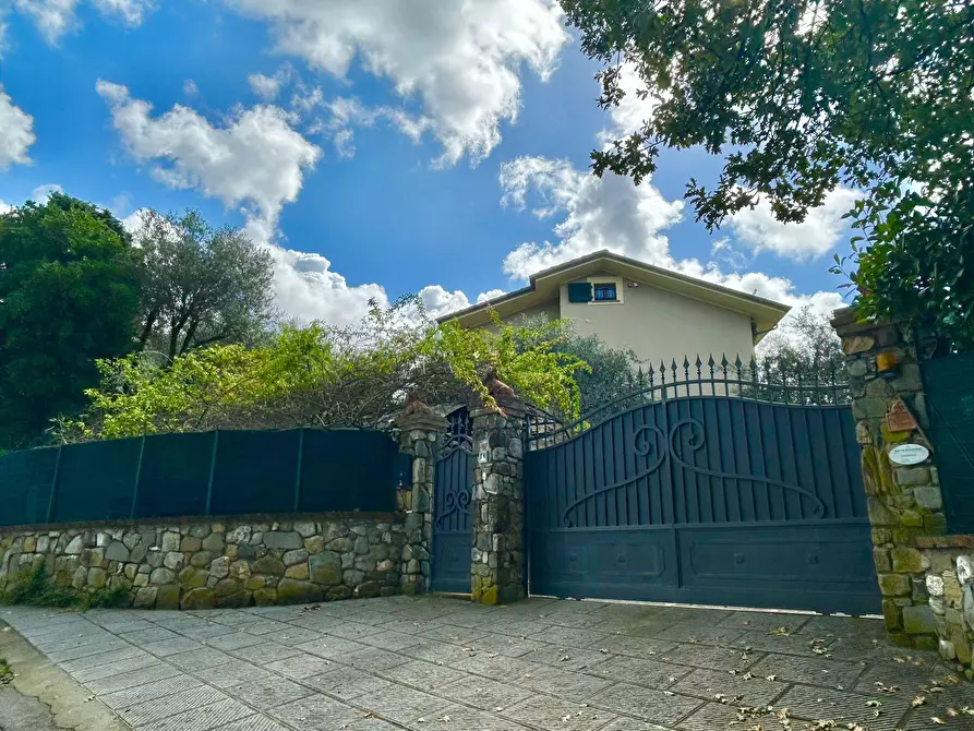 Immagine 5 di Villa in vendita  a Sarzana