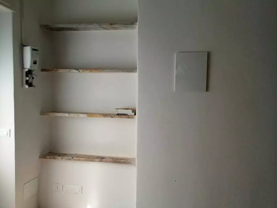 Immagine 4 di Locale commerciale in affitto  a Sarzana