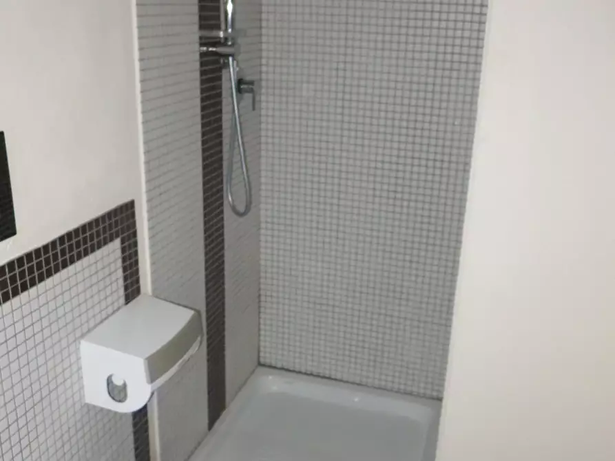 Immagine 9 di Showroom in vendita  a Sarzana