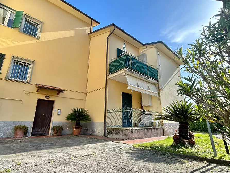 Immagine 1 di Quadrilocale in vendita  a Ameglia