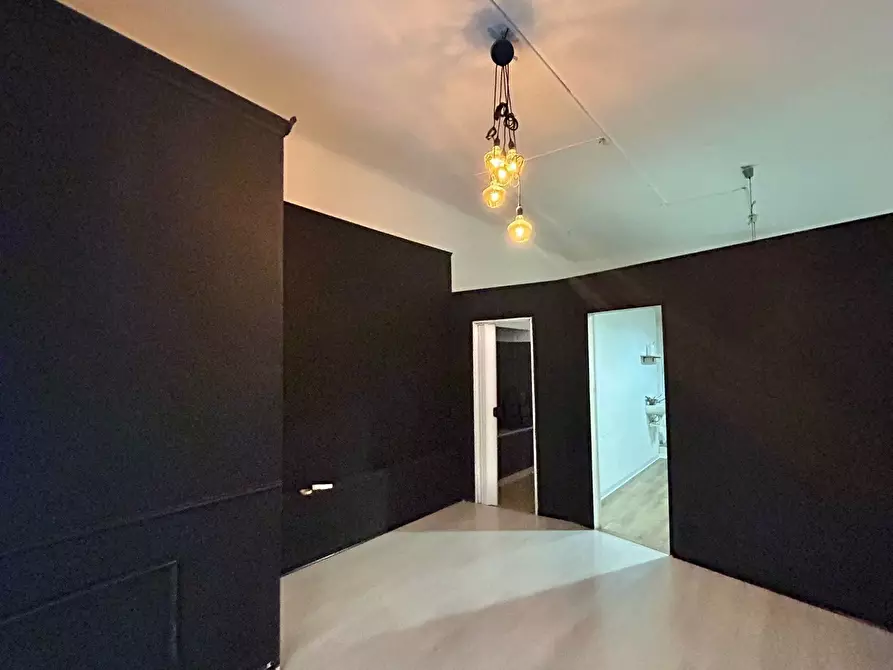 Immagine 2 di Locale commerciale in vendita  a Sarzana