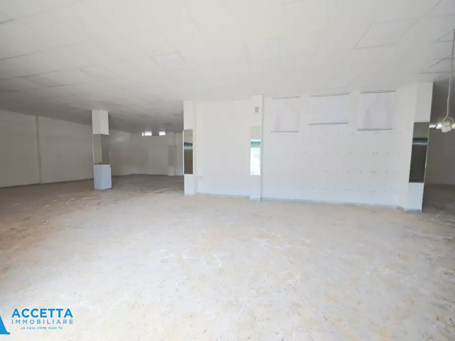 Immagine 14 di Locale commerciale in vendita  in Corso Vittorio Emanuele II 11 a Taranto