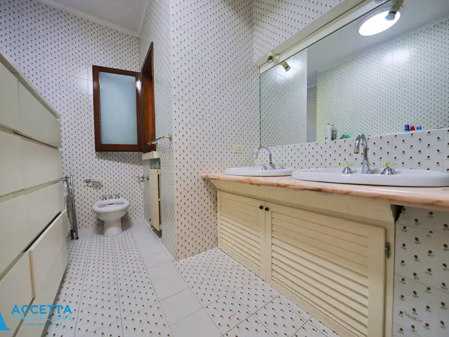 Immagine 28 di Villa in vendita  in Via Girasoli 292 a Taranto