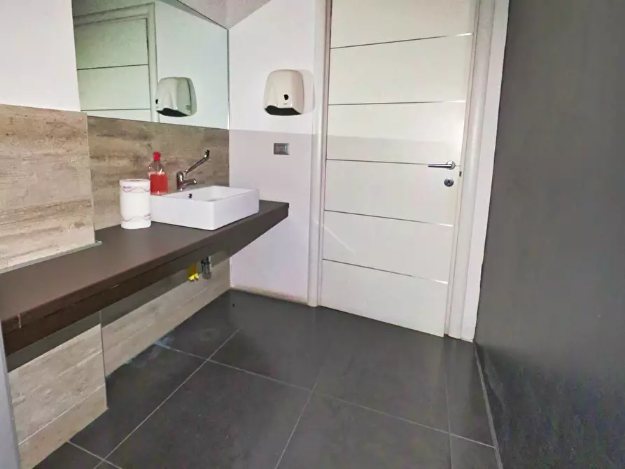 Immagine 14 di Locale commerciale in affitto  in Corso Umberto I 79 a Taranto