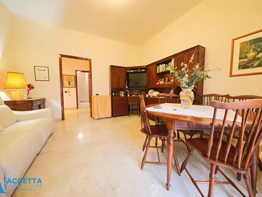 Immagine 12 di Trilocale in vendita  in Viale Magna Grecia 104 a Taranto