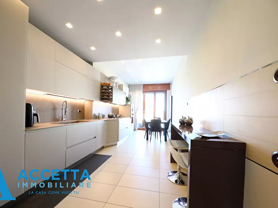 Immagine 12 di Quadrilocale in vendita  in Piazza Giovanni XXIII 13 a Taranto