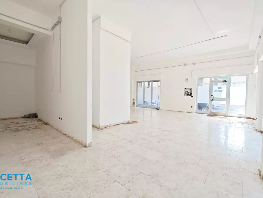 Immagine 2 di Locale commerciale in vendita  in Via Dica di Genova 50 a Taranto