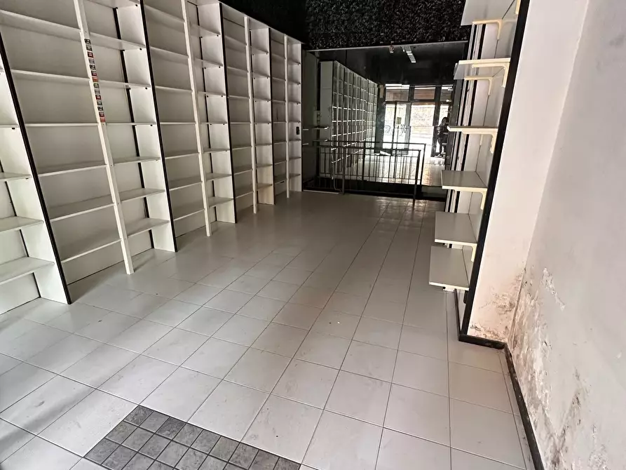 Immagine 4 di Locale commerciale in affitto  in VIA DELLA PISANA a Roma