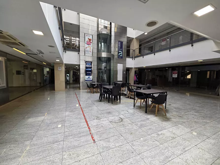 Immagine 7 di Locale commerciale in vendita  in Corso Vittorio Emanuele a Salerno