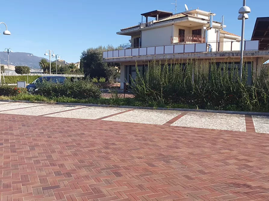 Immagine 8 di Locale commerciale in vendita  in località corno d'oro a Eboli