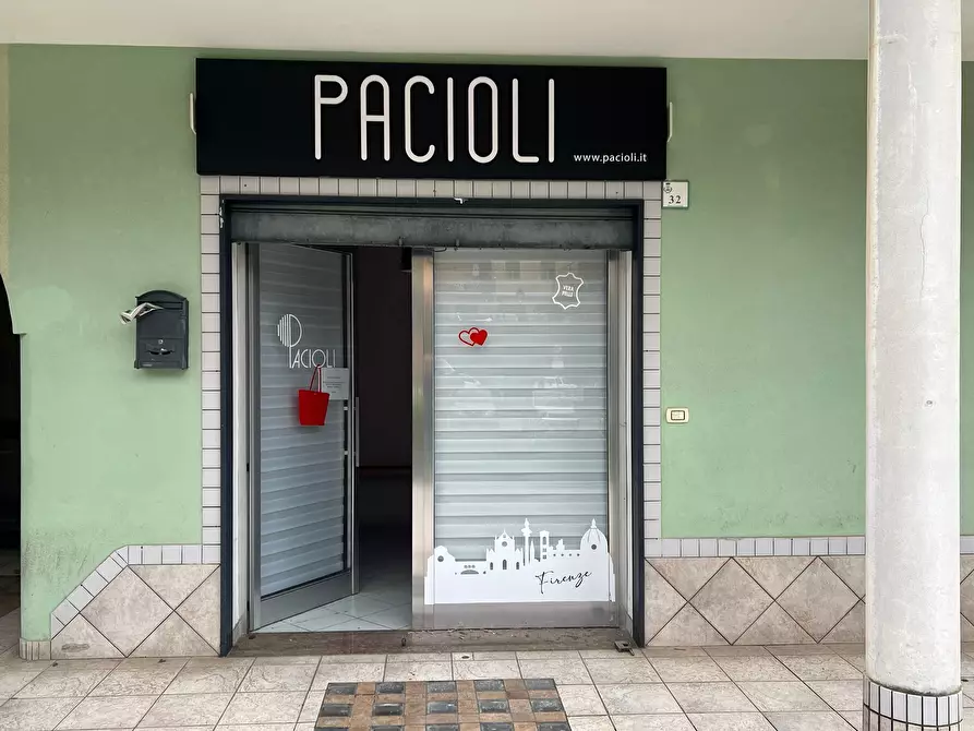 Immagine 1 di Locale commerciale in affitto  in Corso Giuseppe Garibaldi 32 a Baronissi