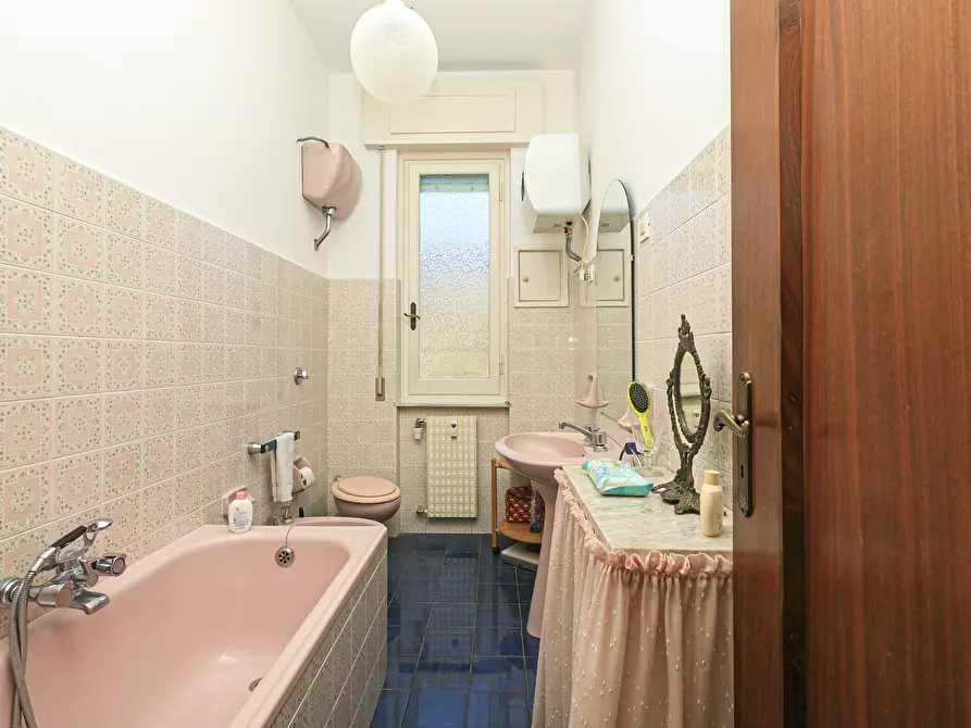 Immagine 40 di Quadrilocale in vendita  in Via Fratelli Gazzo 22/14 a Serra Riccò
