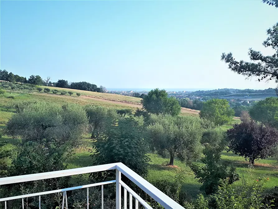 Immagine 1 di Casa trifamiliare in vendita  in Strada del Giardino 180 a Senigallia