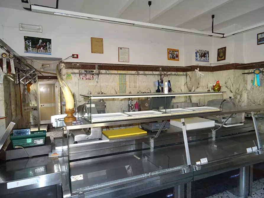 Immagine 2 di Locale commerciale in vendita  a Falconara Marittima