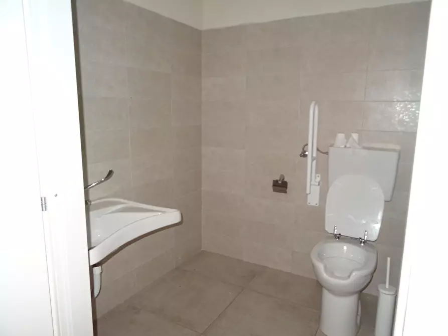 Immagine 5 di Locale commerciale in vendita  a Senigallia