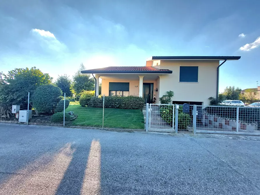 Immagine 1 di Villa in vendita  in Via Bosatta 29 a Fratta Polesine