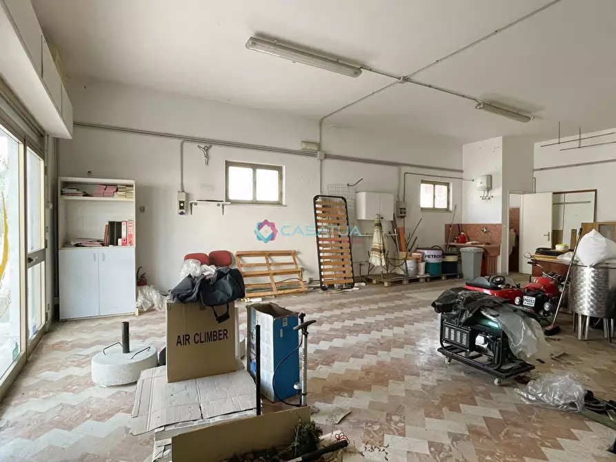 Immagine 6 di Locale commerciale in vendita  a Pineto