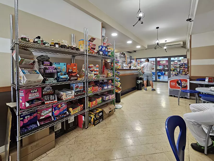 Immagine 11 di Bar / Ristorante in vendita  in Via Eugenio Montale 35 a Carrara