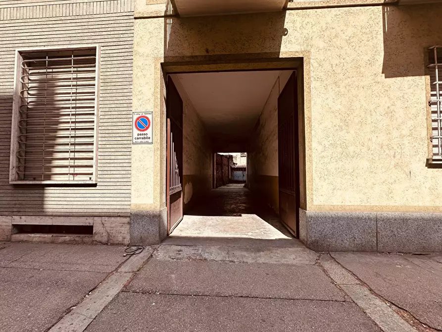 Immagine 2 di Garage in vendita  in Via Beinasco 4 a Torino