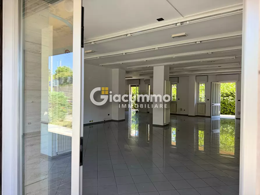 Immagine 9 di Locale commerciale in affitto  in Via Parigi 44-46 a Potenza