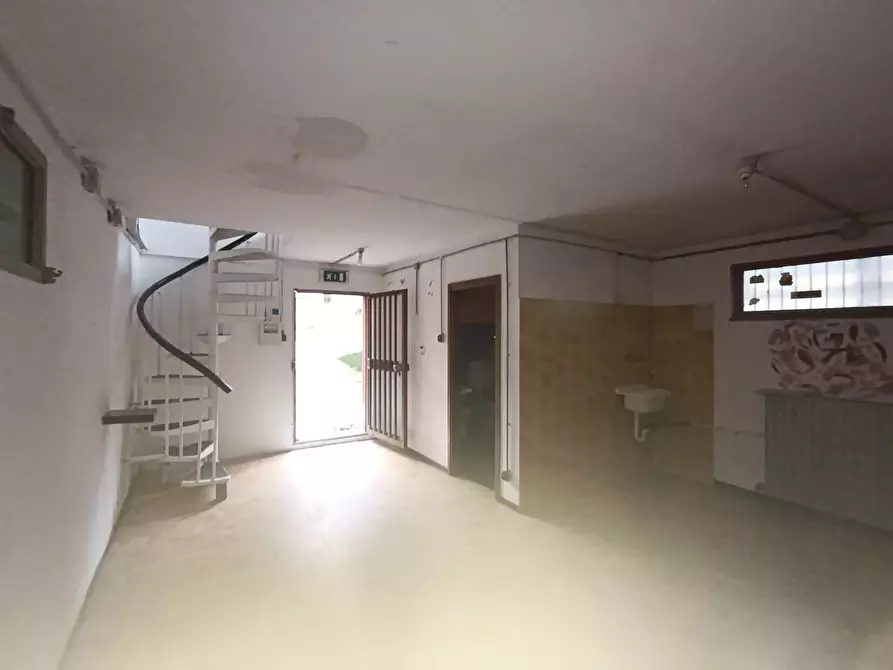 Immagine 12 di Locale commerciale in vendita  a Fornovo Di Taro