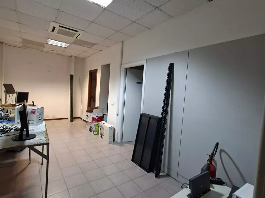 Immagine 10 di Ufficio in vendita  a Parma