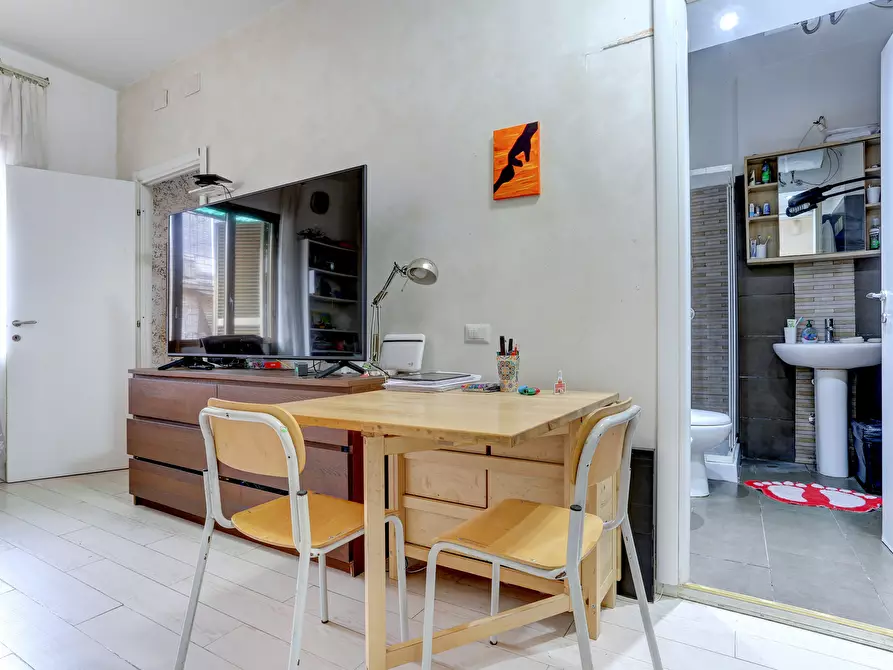 Immagine 14 di Bilocale in vendita  in VIA TUSCOLANA 1000 a Roma