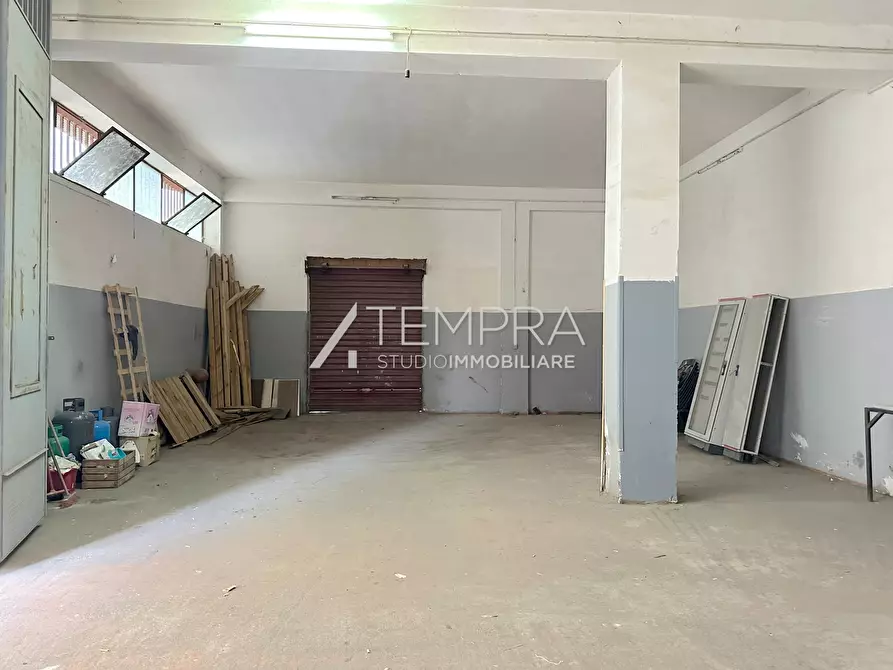 Immagine 5 di Attività artigianale in affitto  in Via dei Fiori a Biancavilla